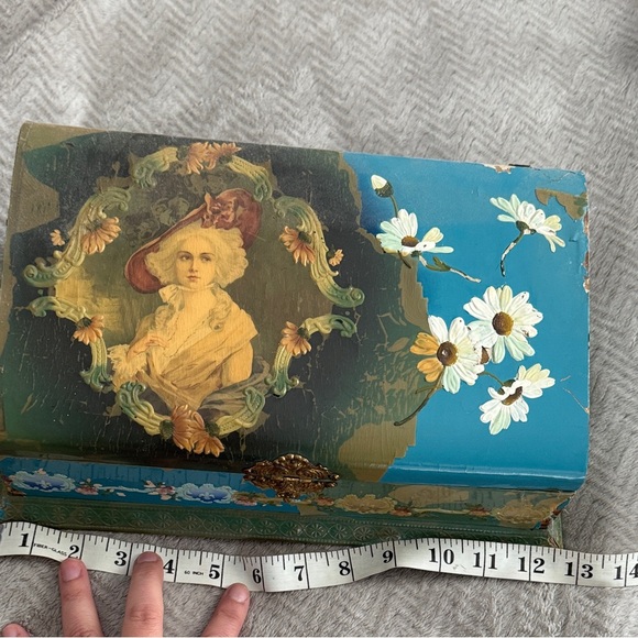 Rococo Cottage Vintage Decorative Box with Floral and Portrait Design - Picture 5 of 8